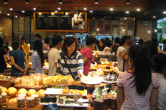 Vietnams 27th store is full of happy customers [Bic C Pandora]